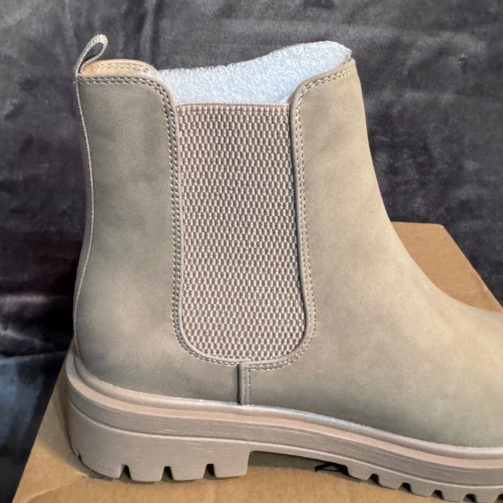 NEW Marco Republic Women 8.5 Chelsea Lug Sole Portland Beige Ankle Boots - Picture 7 of 13